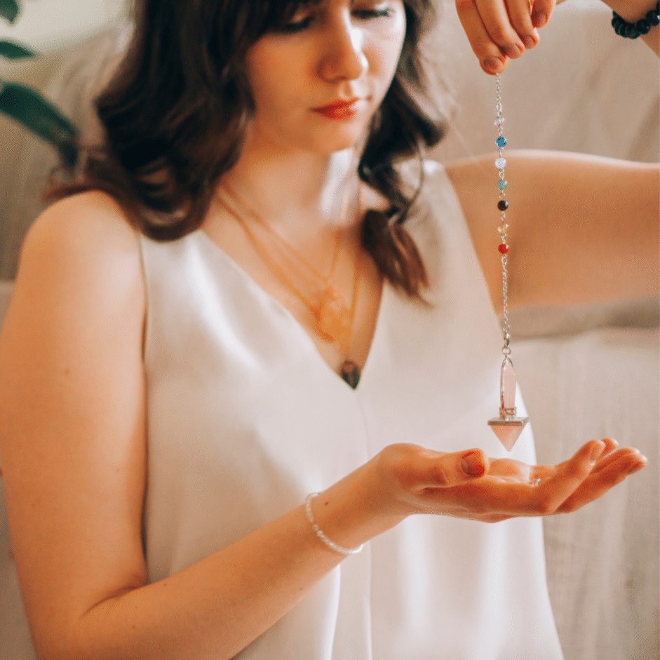Votre Intuition au Bout du Fil : Découvrez la Magie du Pendule